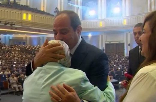 السيسي يكرّم دكتور آمال إسماعيل بعد حصولها على الدكتوراه
