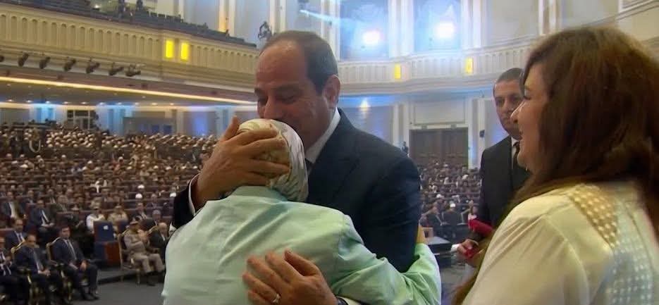 السيسي يكرّم دكتور آمال إسماعيل بعد حصولها على الدكتوراه