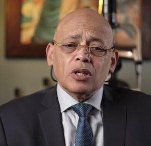 «دي حاجة ممنوعة».. طبيب عيون يحذر من كارثة تغيير لون العين 2 تغيير لون العين