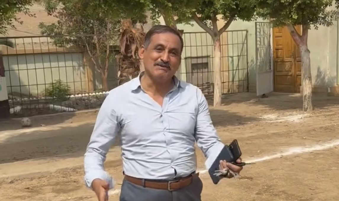 IMG 0688 مدير تعليم الواسطي مشهد لافت في ختام الأنشطة.. مدير تعليم الواسطي يشارك الطلاب لعب كرة القدم موقع في الجامعة