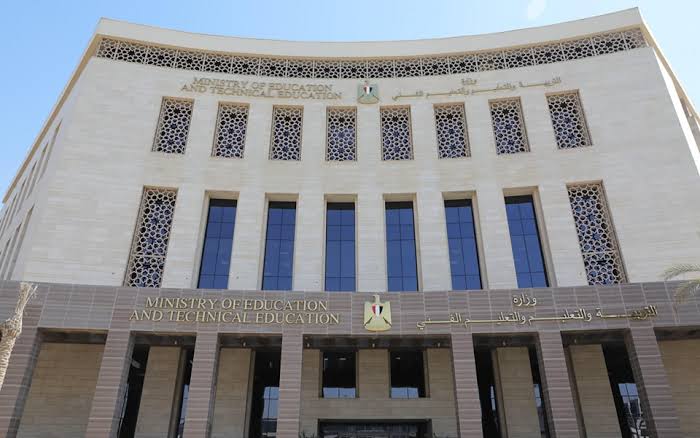 IMG 1935 جاهزية الفصول والمعامل التعليم للمدارس: جاهزية الفصول والمعامل وتوفير الكتب وحظر أي مواد تعليمية غير معتمدة موقع في الجامعة