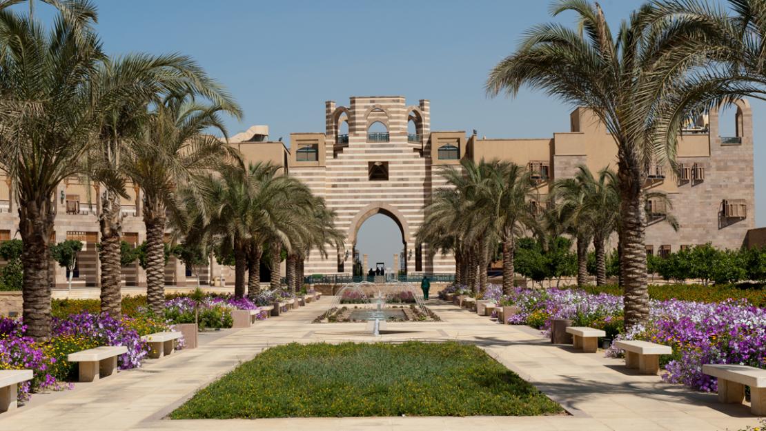 IMG 8053 منح الجامعة الأمريكية بالقاهرة 2026 منح الجامعة الأمريكية بالقاهرة 2026.. اعرف الفئات المستحقة والتخصصات وشروط القبول موقع في الجامعة