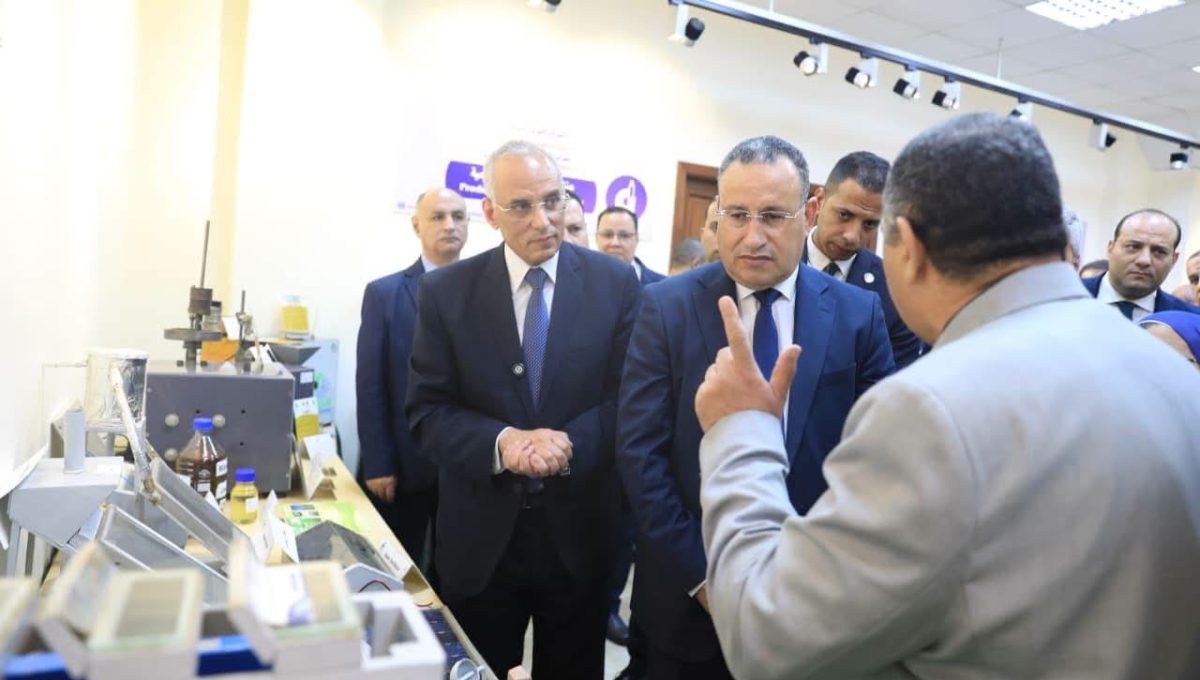 IMG 8674 وزير التعليم العالي خلال جولته بالقومي للبحوث.. وزير التعليم العالي: ضرورة الانتقال بالبحث العلمي من «النشر الأكاديمي» إلى «التطبيق والإنتاج» موقع في الجامعة