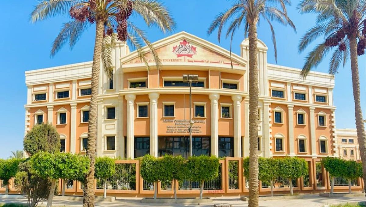 كلية طب الفم والأسنان بجامعة الأهرام الكندية