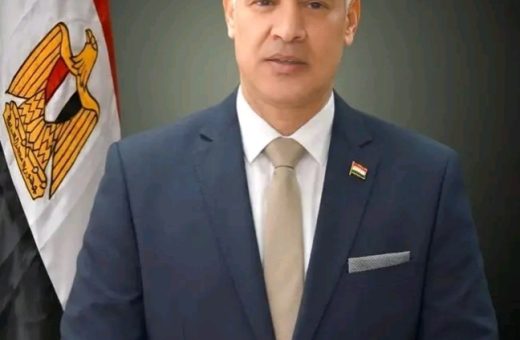 رئيس جامعة أسيوط يقرر صرف مكافأة شهر للعاملين 