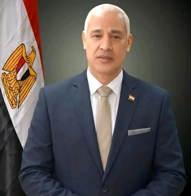 رئيس جامعة أسيوط يقرر صرف مكافأة شهر للعاملين 