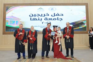 e6b03098 5fe2 4b0c 97dc 3adf9a726c31 رئيس جامعة بنها رئيس جامعة بنها لخريجي الآداب: ساهموا في بناء الوطن موقع في الجامعة