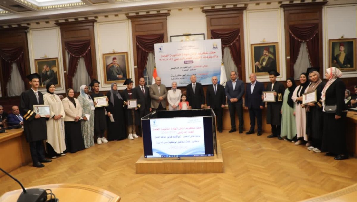 محافظ القاهرة يكرم 17 طالبًا وطالبة من أوائل الثانوية العامة: قيمة الإنسان تتجلى فيما يقدمه لوطنه