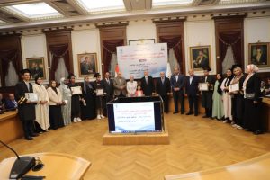 محافظ القاهرة يكرم 17 طالبًا وطالبة من أوائل الثانوية العامة: قيمة الإنسان تتجلى فيما يقدمه لوطنه