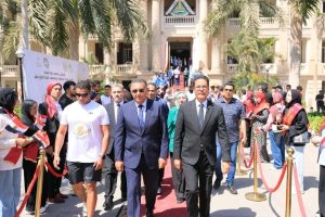 1788717136832 محافظ القليوبية ورئيس جامعة بنها يستقبلان شعلة أسبوع محافظ القليوبية ورئيس جامعة بنها يستقبلان شعلة أسبوع شباب الجامعات الـ14 موقع في الجامعة