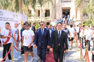 محافظ القليوبية ورئيس جامعة بنها يستقبلان شعلة أسبوع شباب الجامعات