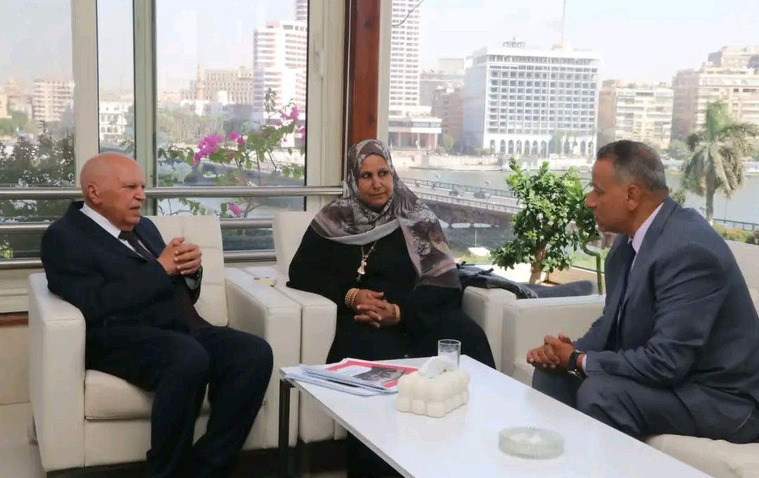 رحلتا عمرة تكريمًا لموقفهما.. نقيب المعلمين يكرّم مديري مدرستي بالقليوبية
