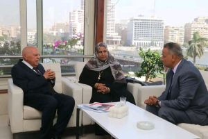 رحلتا عمرة تكريمًا لموقفهما.. نقيب المعلمين يكرّم مديري مدرستي بالقليوبية