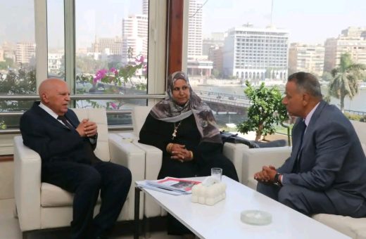 رحلتا عمرة تكريمًا لموقفهما.. نقيب المعلمين يكرّم مديري مدرستي بالقليوبية
