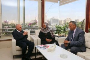 رحلتا عمرة تكريمًا لموقفهما.. نقيب المعلمين يكرّم مديري مدرستي بالقليوبية