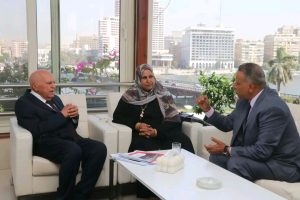 رحلتا عمرة تكريمًا لموقفهما.. نقيب المعلمين يكرّم مديري مدرستي بالقليوبية