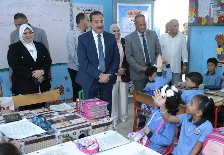 1789897849353 محافظ بورسعيد يتفقد 3 مدارس ومعاهد أزهرية محافظ بورسعيد يتفقد 3 مدارس ومعاهد أزهرية لمتابعة انتظام الدراسة.. ويكافئ الطلاب المتفوقين موقع في الجامعة