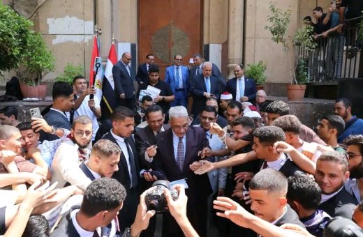 1789912821611 رئيس جامعة الأزهر يتفقد كليات الدراسة ويوجه رسالة استقبال حافل وهدايا للطلاب.. رئيس جامعة الأزهر يتفقد كليات الدراسة ويوجه رسالة مهمة موقع في الجامعة