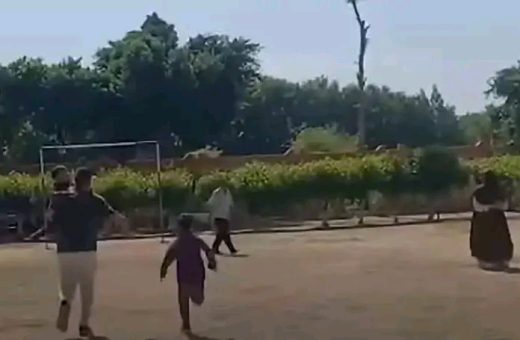 معلم يحمل تلميذ من ذوي الهمم بقنا