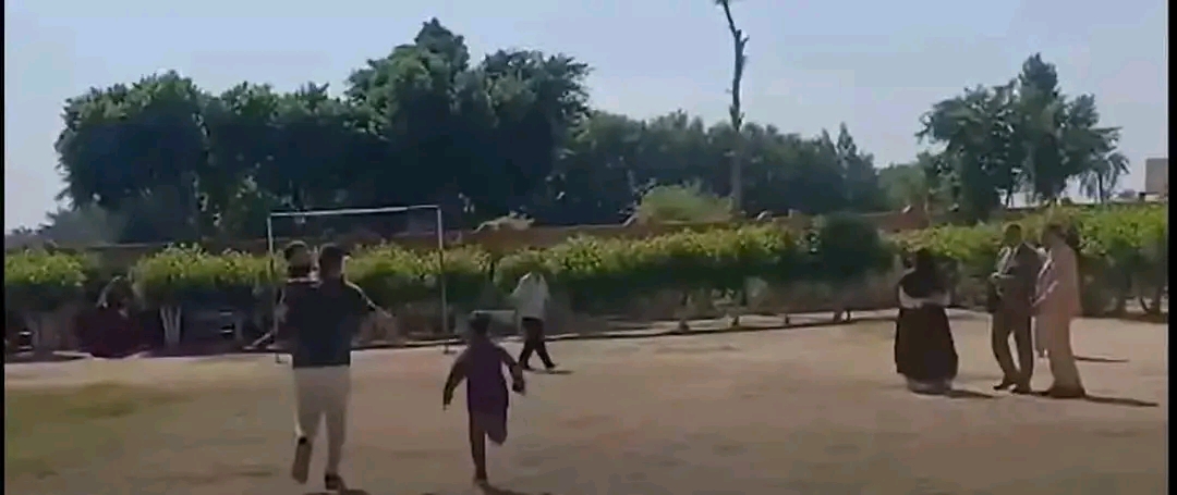 معلم يحمل تلميذ من ذوي الهمم بقنا