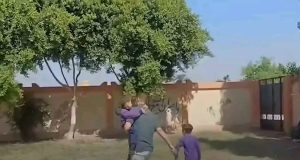 تامر أمين عن معلم قنا الذي حمل طالب من ذوي الهمم: "لقطة بكل اللقطات" 3 معلم يحمل تلميذ من ذوي الهمم