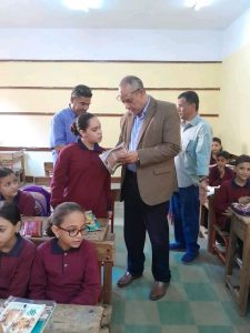 وكيل تعليم القليوبية يحيل مديرًا للتحقيق ويكرم آخر لهذه الأسباب