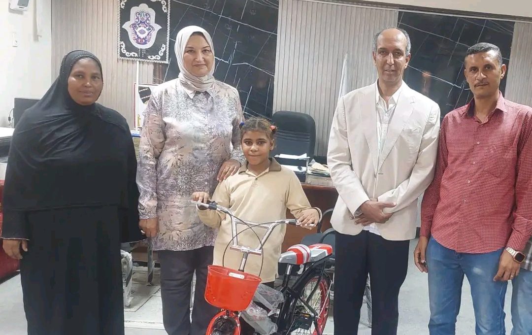 بعد إعادتها 35 ألف جنيه لصاحبها.. «طالبة» بقنا تحصل على دراجة مكافأة لأمانتها