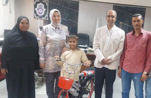 بعد إعادتها 35 ألف جنيه لصاحبها.. «طالبة» بقنا تحصل على دراجة مكافأة لأمانتها