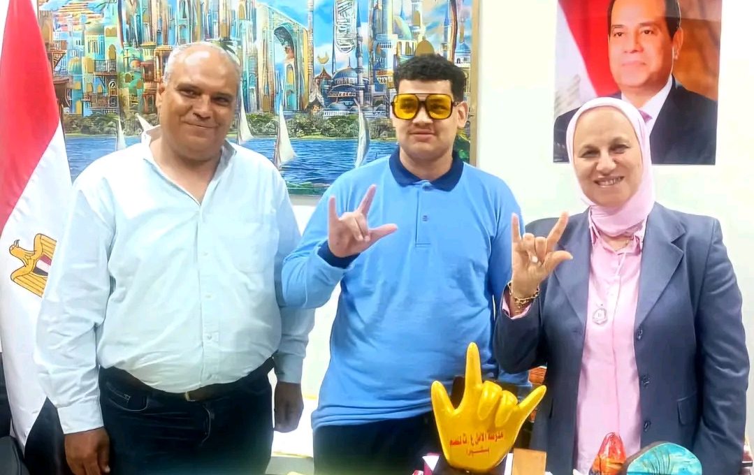 بلا كلمات.. طلاب الأمل للصم يعبرون عن امتنانهم لمديرة تعليم القاهرة بطريقة استثنائية