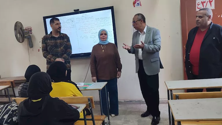 تعليم القليوبية يحقق في اتهام مدير مدرسة بإهانة معلم أمام الطلاب