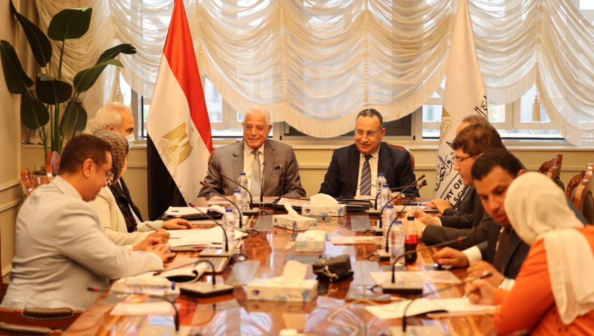 3cdd1ebc eb9a 4551 b1d2 7beeb19c2beb مؤتمر «الهوية الوطنية» وزير التعليم العالي يبحث الاستعدادات النهائية لمؤتمر «الهوية الوطنية» موقع في الجامعة