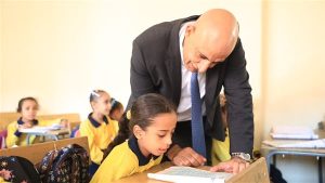 أولياء أمور يشتكون صعوبة مناهج الابتدائي