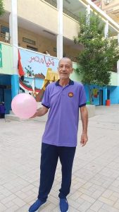 مدير مدرسة يشارك طلابه أول أيام العام 