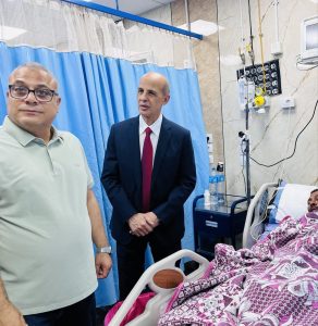 FB IMG 1788348276525 جامعة بني سويف بعد إنقاذ والده من جلطة مفاجئة.. رئيس جامعة بني سويف يشيد بشجاعة الطفل محمد موقع في الجامعة