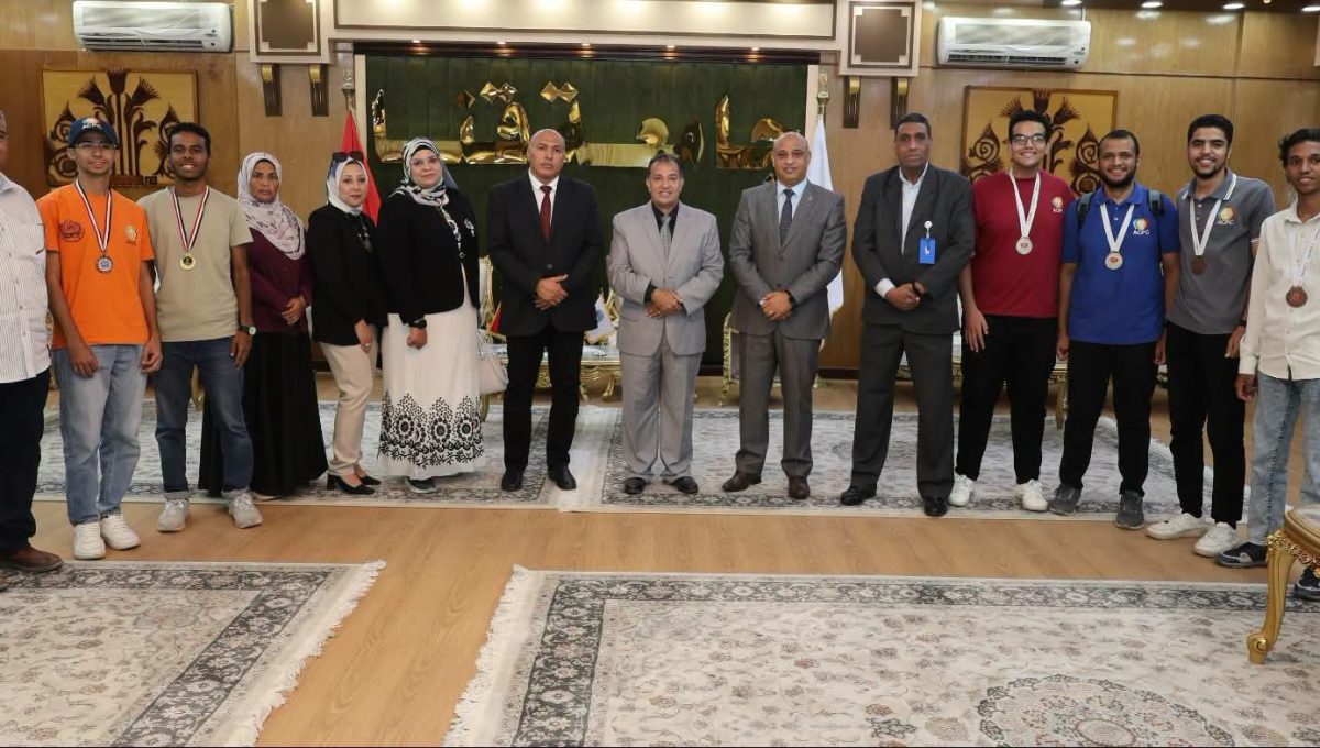 FB IMG 1788518121986 جامعة قنا جامعة قنا تحتفي بالمتميزين.. تكريم الكليات والإدارات والطلاب في الأنشطة الطلابية 2025/2026 موقع في الجامعة