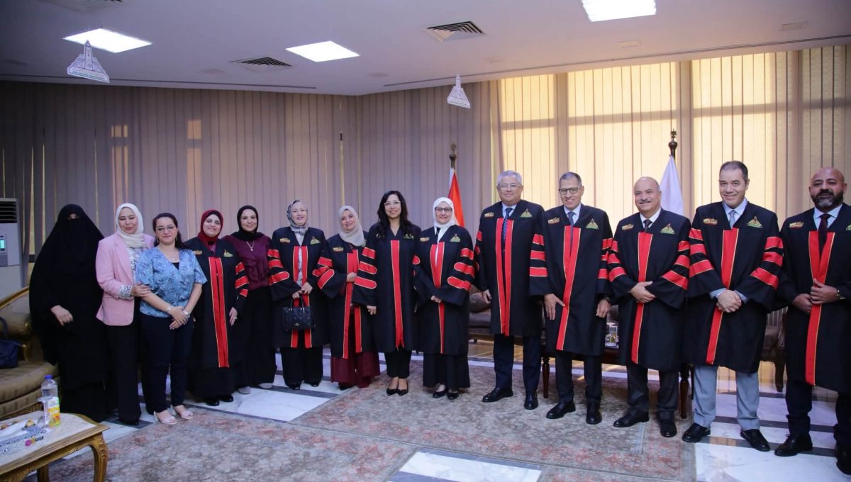 FB IMG 1788622644504 كلية الصيدلة تحتفل بتخرج دفعة 2025 بحضور قيادات جامعة عين شمس.. كلية الصيدلة تحتفل بتخرج دفعة 2025 من برنامج الصيدلة الإكلينيكية موقع في الجامعة