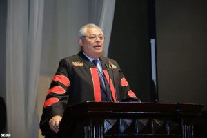 FB IMG 1788622646287 كلية الصيدلة تحتفل بتخرج دفعة 2025 بحضور قيادات جامعة عين شمس.. كلية الصيدلة تحتفل بتخرج دفعة 2025 من برنامج الصيدلة الإكلينيكية موقع في الجامعة