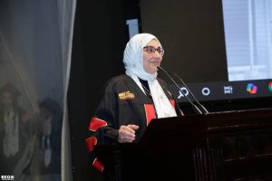 FB IMG 1788622648038 كلية الصيدلة تحتفل بتخرج دفعة 2025 بحضور قيادات جامعة عين شمس.. كلية الصيدلة تحتفل بتخرج دفعة 2025 من برنامج الصيدلة الإكلينيكية موقع في الجامعة