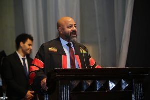 FB IMG 1788622649779 كلية الصيدلة تحتفل بتخرج دفعة 2025 بحضور قيادات جامعة عين شمس.. كلية الصيدلة تحتفل بتخرج دفعة 2025 من برنامج الصيدلة الإكلينيكية موقع في الجامعة
