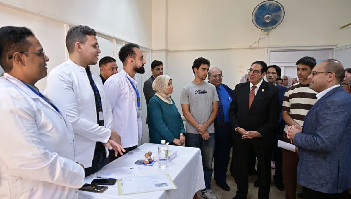 FB IMG 1788678020518 جامعة القاهرة رئيس جامعة القاهرة يتفقد الكشف الطبي للطلاب الجدد.. ويعلن تفاصيل «منصة أثر» و40 ساعة عمل مجتمعي موقع في الجامعة