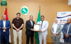محافظ الشرقية يشهد توزيع 500 حقيبة و1000 زي مدرسي