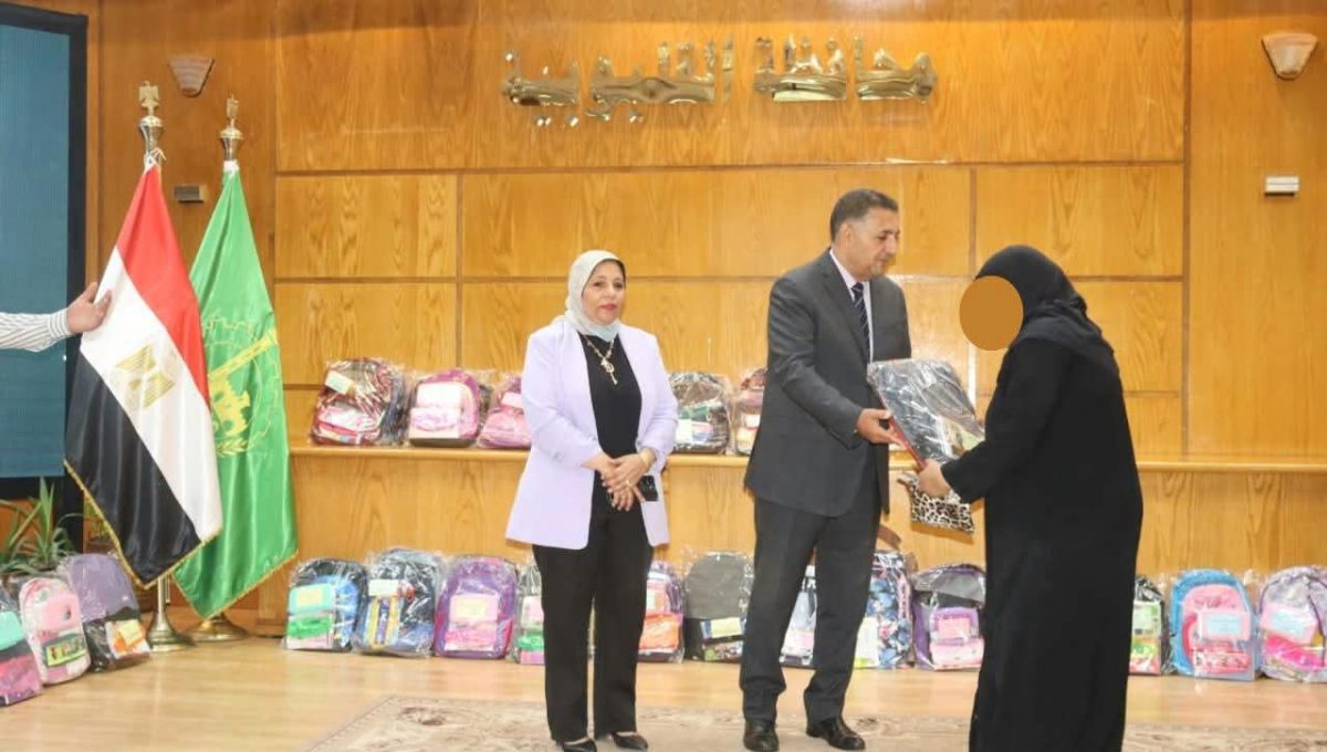 محافظ القليوبية يوزع 400 شنطة مدرسية هدية
