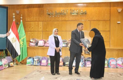 محافظ القليوبية يوزع 400 شنطة مدرسية هدية