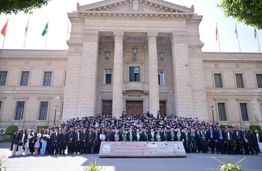 FB IMG 1789230277923 علاج طبيعي جامعة القاهرة تحتفي بخريجي الدفعة الـ60 دفعة جديدة تبدأ رحلة المهنة.. علاج طبيعي جامعة القاهرة تحتفي بخريجي الدفعة الـ60 لعام 2025 موقع في الجامعة