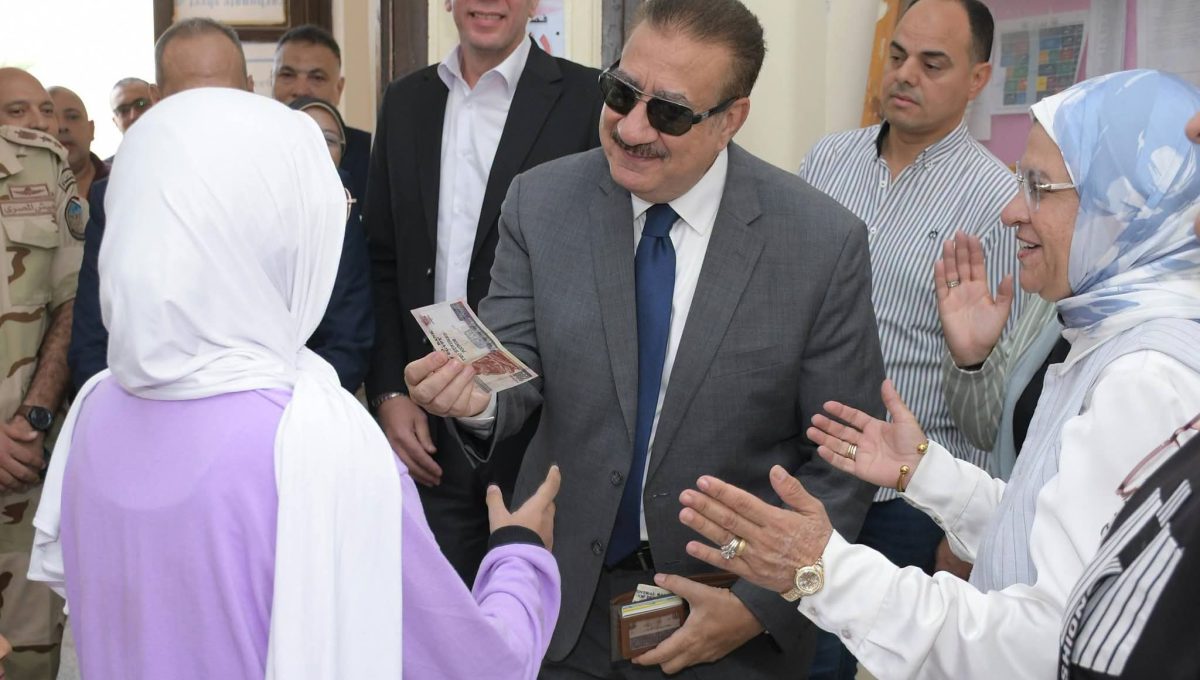 محافظ بورسعيد يمنح 200 جنيه مكافأة لطالبة