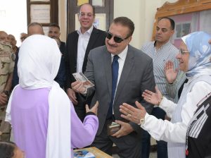 محافظ بورسعيد يمنح 200 جنيه مكافأة لطالبة