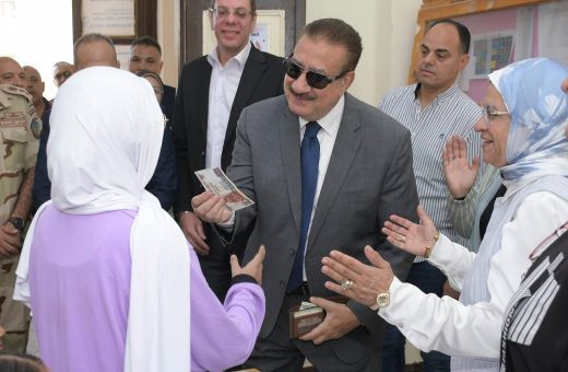 محافظ بورسعيد يمنح 200 جنيه مكافأة لطالبة