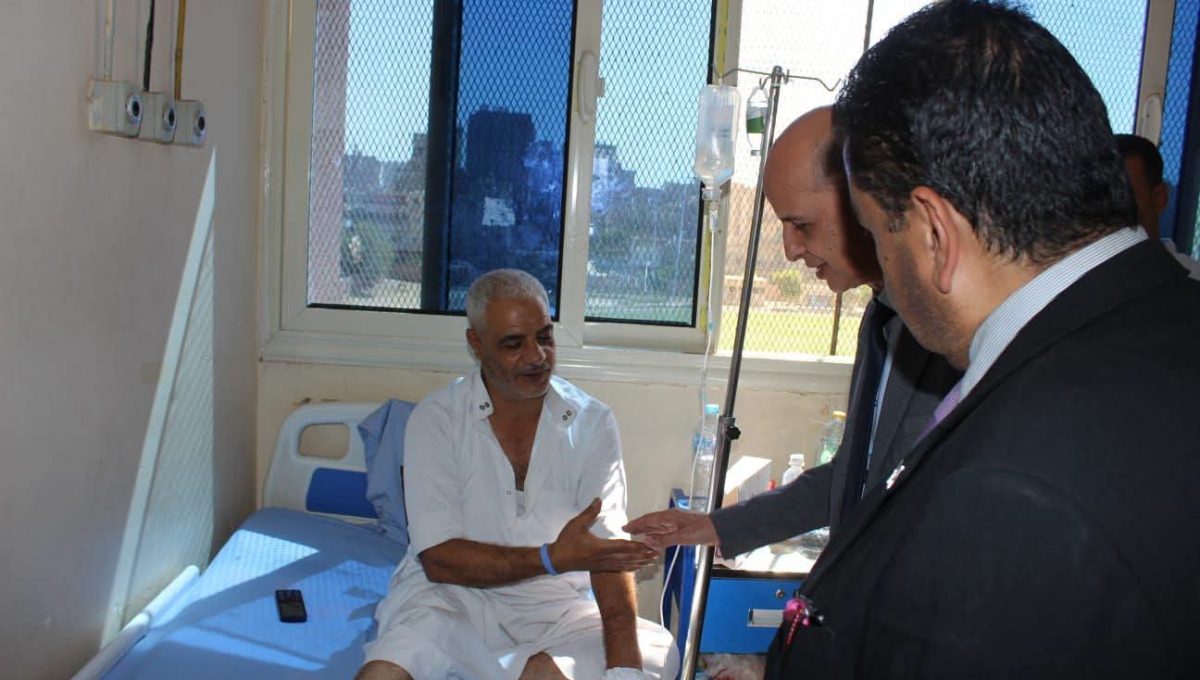 رئيس جامعة بني سويف يتابع الحالة الصحية لأحد العاملين 
