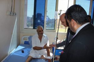 رئيس جامعة بني سويف يتابع الحالة الصحية لأحد العاملين 