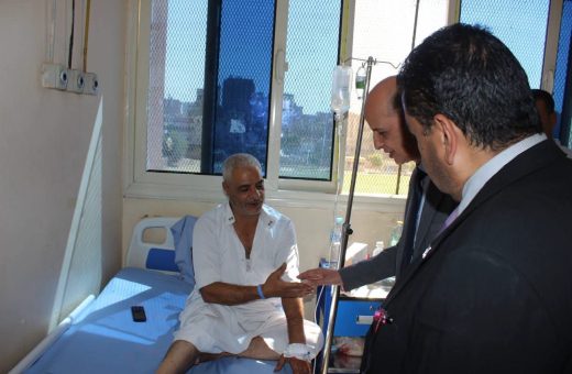 رئيس جامعة بني سويف يتابع الحالة الصحية لأحد العاملين 